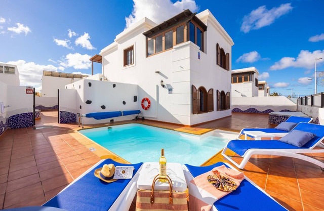 Villa Dulce - Four Bedroom Villa, Sleeps 8