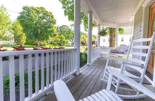 Villa East - Main Street! 4BDR 3.5BATH - Sleeps 10!
