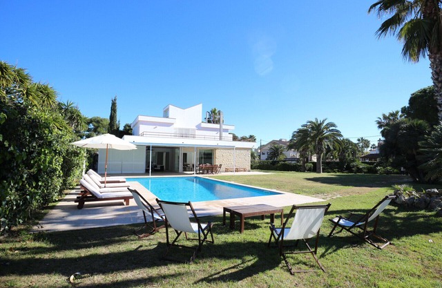 Villa El Vinyet within walking distance of the beach