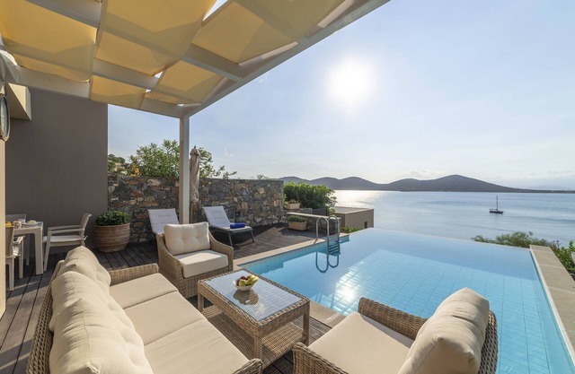 Villa Elena, only 50m from the sea, amazing sea views of Elounda Bay