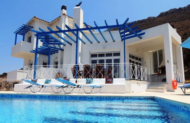 Villa Eleonora, with truly magnificent views of Souda Bay and White Mountains