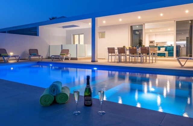 Villa Esmerad by Villa Plus