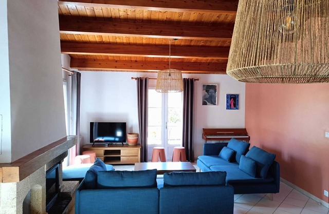 Villa for 12, Large Garden, 8-Min Walk to Beach, Saint-Martin-de-Ré