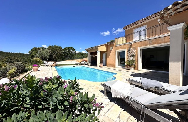 Villa for 8 people with pool and sea view