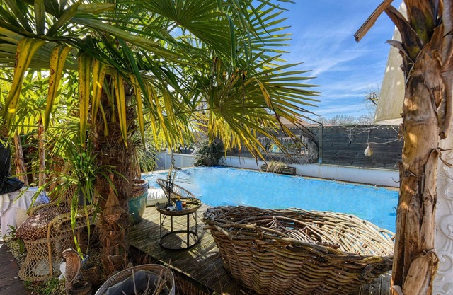 Villa Chat L'Heureux - appartement climatisé - piscine privée