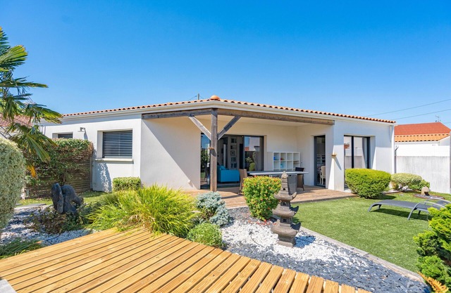 Villa 'Ganesh À Royan' with Private Terrace, Private Garden and Wi-Fi