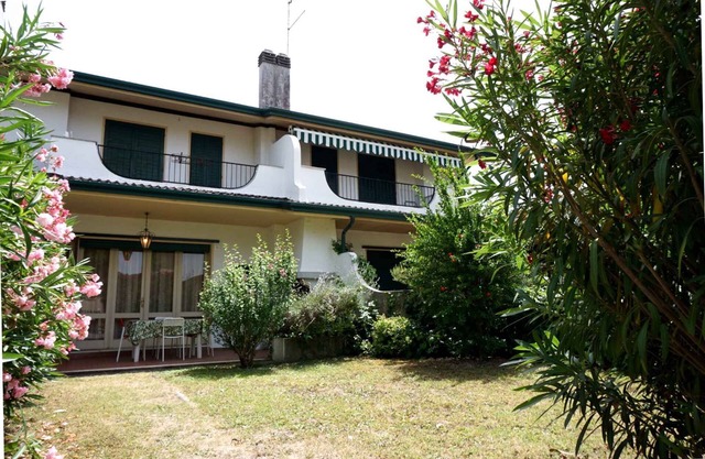 Villa Holiday village with swimming pool and tennis court a stone's throw from the sea and the pedestrian area
