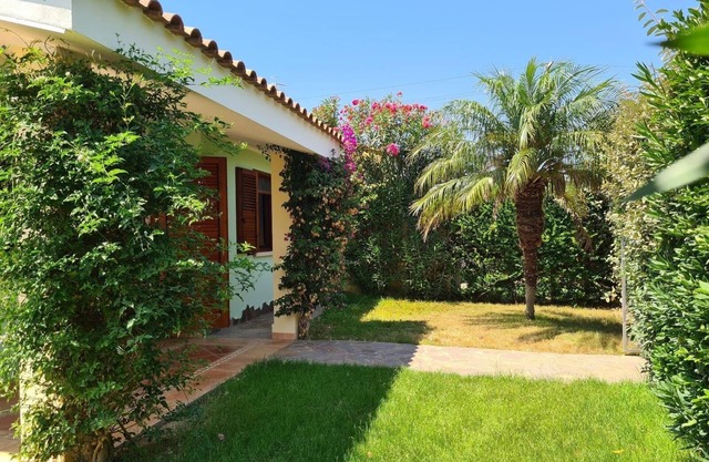Villa "Il Giglio del Mare" with garden and parking space 3 km from Porto Pino