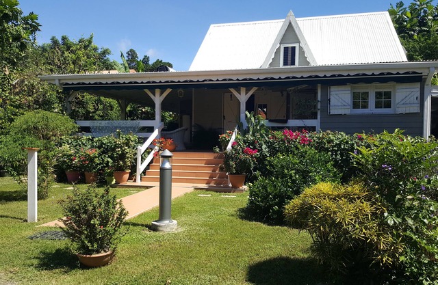 VILLA IN A GREEN GARDEN IN A PEACEFUL SETTING BETWEEN SEA AND MOUNTAINS FOR 5 PEOPLE.