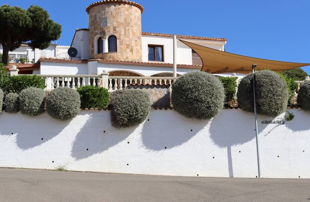 Villa in beautiful location with sea views, heated pool, high-speed WIFI