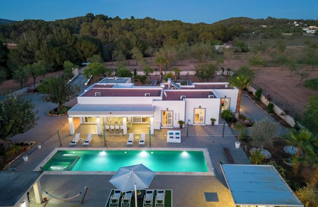 Villa in San Antonio Sleeps 10