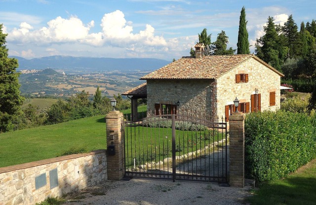 Villa in Umbria with private pool and fantastic view - sleeps 8 + 1