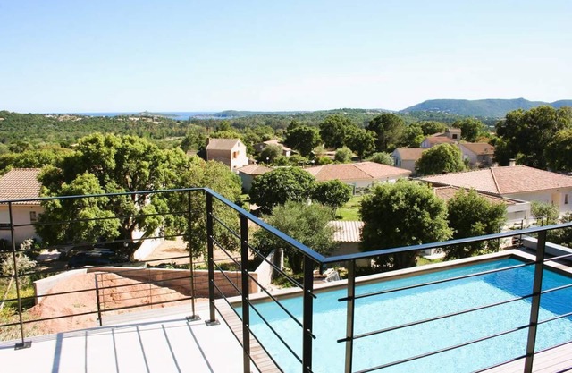 Villa L'Arbousier. 4 pers, piscine chauffée, 3 min plage en voiture