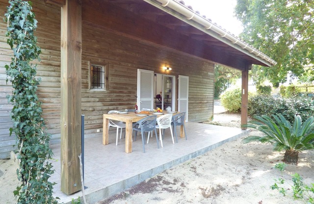 VILLA L'OUSTAL, peaceful setting between golf course, forest and ocean at MOLIETS-ET-MAA