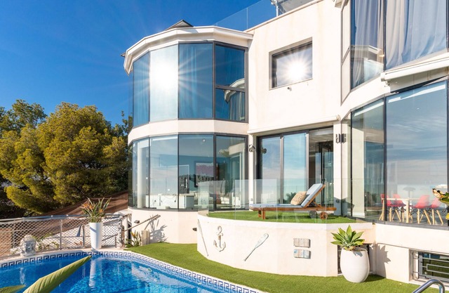 Villa La Palmera with Stunning Sunsets and private pool, A/c, gym, children's play area