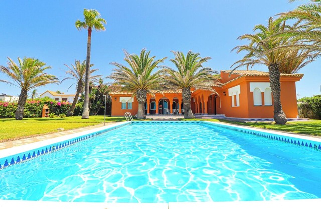 VILLA LA VISTA WITH PRIVATE POOL BEACHFRONT