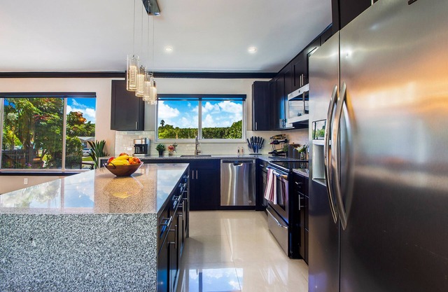 Villa Lago 6BR *Modern Waterfront Bungalow*