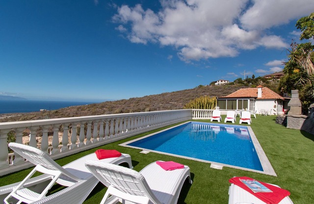 Villa Las Vistas. Fantastic 7 Bedroom Villa. Private Pool. Spacious Terrace.