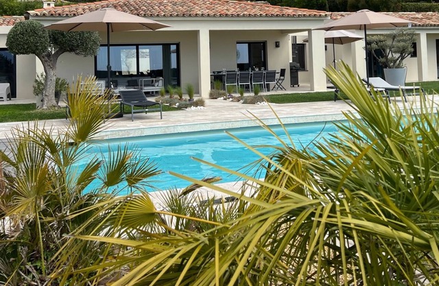 Villa "Les Oliviers" high standing 5 bedrooms - swimming pool - sea and hills view