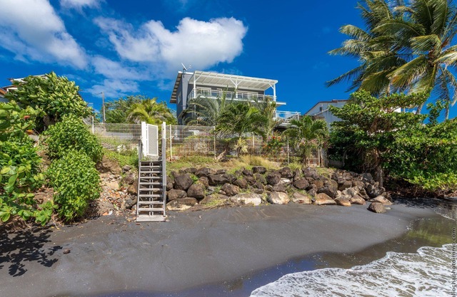 Villa Leynita Bay, 5 bedrooms, sleeps 12 on the beach of Diamant Martinique