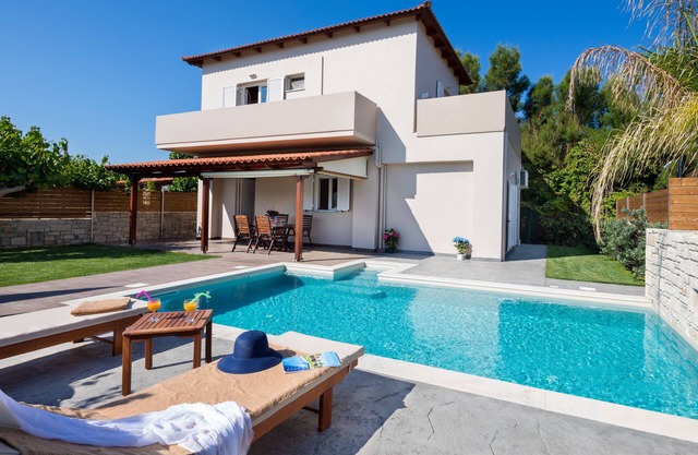 Villa Liakada: Directly At The Sea with private pool
