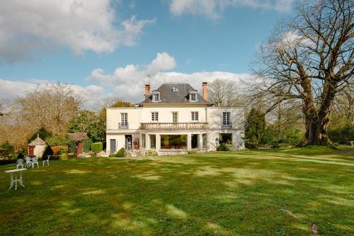 Villa Luxueuse avec Piscine et Spa, Montfort L'Amaury