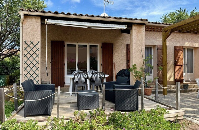 VILLA on one level 100m from the beach