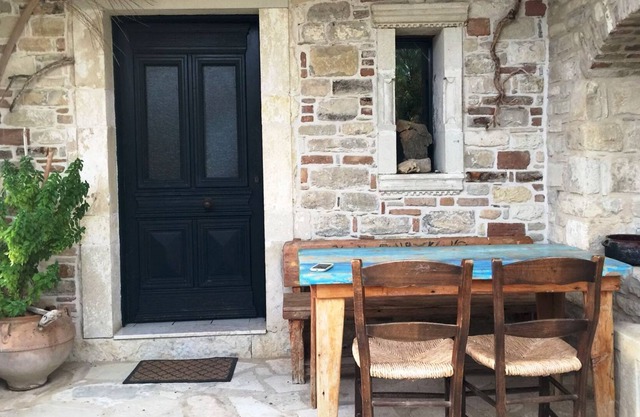Villa Pachakis, natural stone house, garden, quiet located in Pitsidia