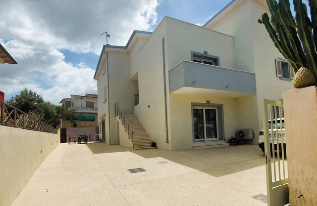 🏡 Villa Priscila - Stylish Stay 200m from the beach