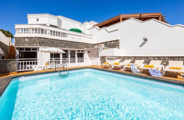 Villa Ramos Uno - Four Bedroom Villa, Sleeps 8