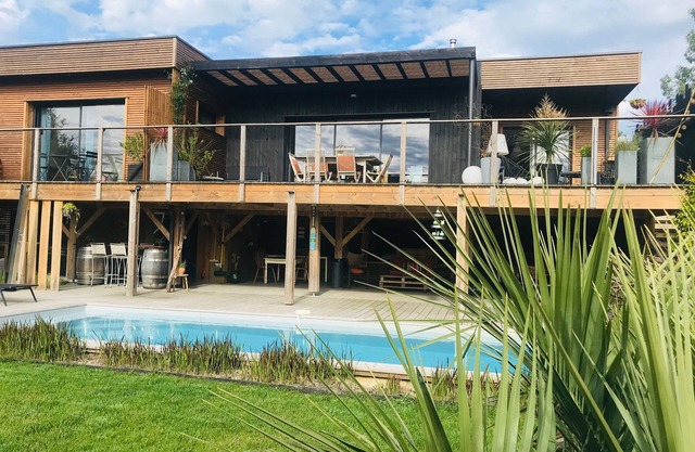 Villa Regard sur le lac with private pool and view of Lac de Lacanau