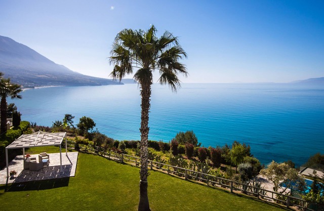 Villa Rosa, One Bedroom Apartment with shared pool and stunning sea views