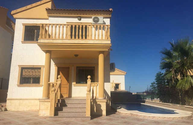 Villa Rose: A speciaous 3bedroom, 2 bathroom villa with a privet swimming pool.