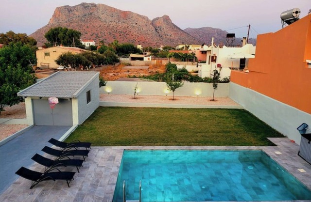 Villa Sakrakis 180 meters from the beach, Sea and mountain view with pool.