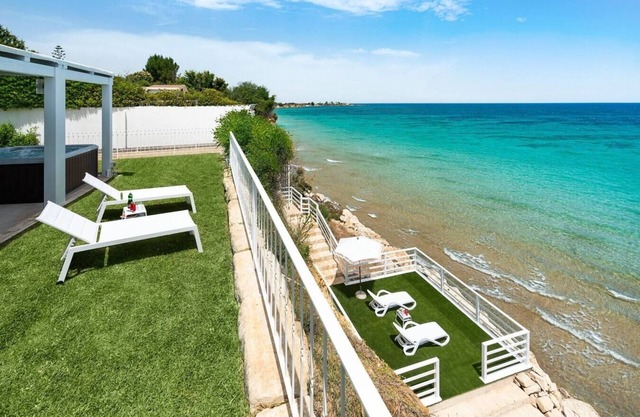 Villa Saveria (6 Guests) - Seafront with jacuzzi