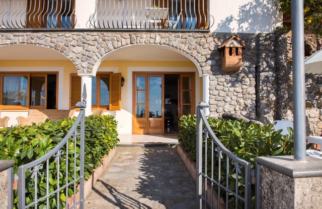 Villa Savina - Elegant Family Villa Overlooks Amalfi Coast -