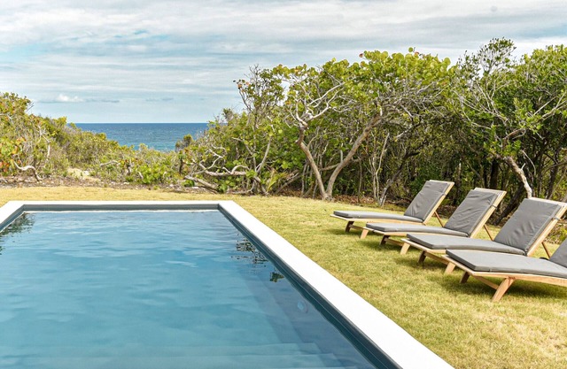 Villa · Seafront · Pool & ocean view