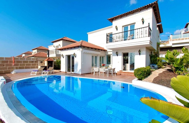 Villa Simona. Lovely 3 Bedroom Villa. Private Heated Pool