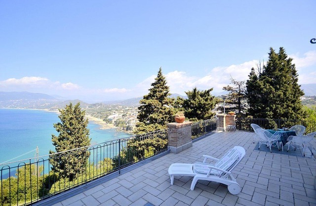 Villa Simpatia B: A characteristic and welcoming apartment situated at a short distance from the beach, with Free WI-FI.