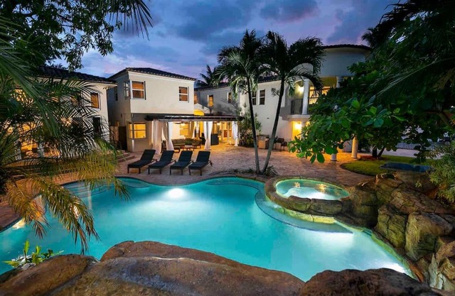 Villa sleeps 18 in Miami Shores with Movie theater/Pool/Jacuzzi