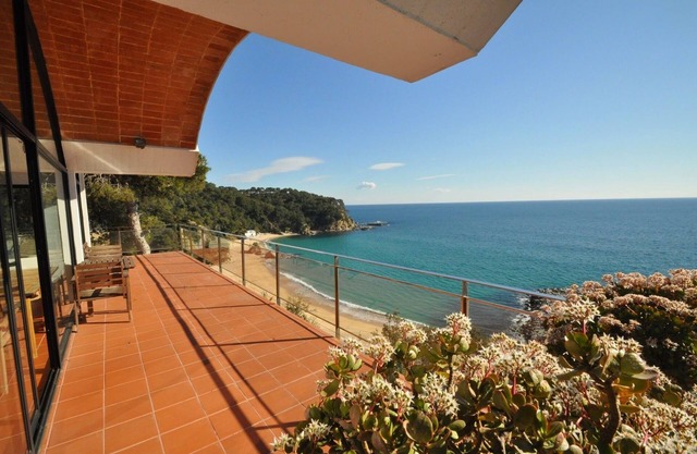 Villa 'Sol Solet' with Sea Views, Private Pool, and Wi-Fi