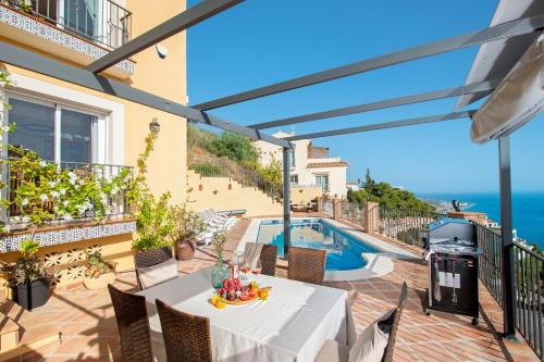 Villa Sol y Mar with heated pool and jacuzzi