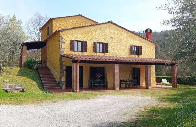 Villa surrounded by nature with Wi-Fi, trakking path and panoramic swimming pool