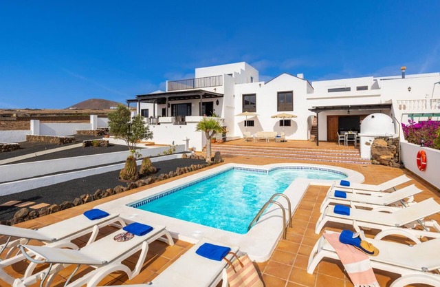 Villa Valiente - Four Bedroom Villa, Sleeps 9
