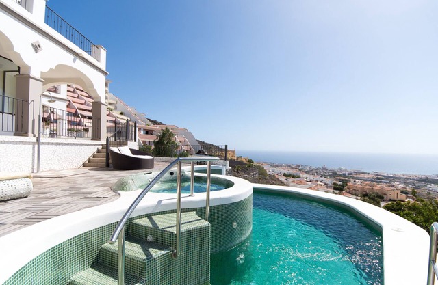 Villa Veronika. Luxury 3 bedroom Villa. Private heated infinity pool. Torviscas
