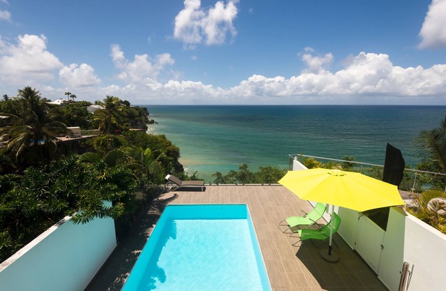 VILLA VICTORIA FACING THE SEA