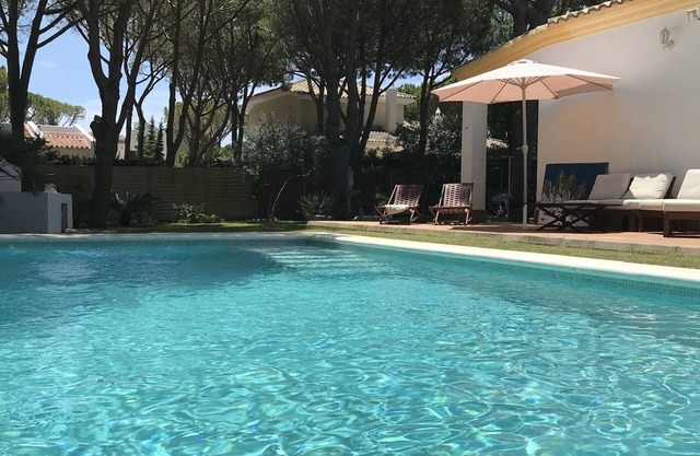 Villa with pool in Roche urbanization 350 m from the beach
