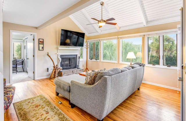 Villa with free access to a community pool and easy walk to the beach