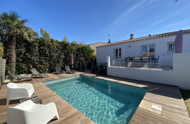 Villa with heated pool and Rétais charm