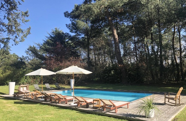 Villa with heated pool in the heart of the pines